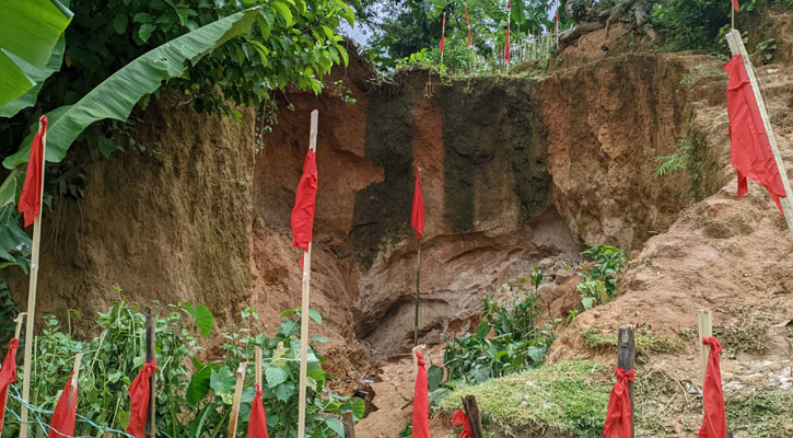 টিলা ধসে  ৪ নারীর মৃত্যু: চা বাগানের অব্যবস্থাপনাকে দোষারোপ ক্ষতিগ্রস্তদের